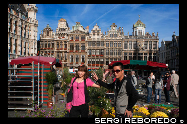 Two Chinese are photographed on the Grand Place. Known for its beautiful architecture, this is the main square in Brussels and is ranked as one of the world's top ornate. Was inscribed on the World Heritage List of UNESCO in 1998, and in it are located buildings vital as the XV century gothic town hall and other equally picturesque dating from the seventeenth century. Unfortunately, in 1965, during the War of the League of Augsburg, most of the buildings to be made of wood, were reduced to ashes, resisting only some that were built in stone. Then the merchants in the area got together and build again, this time in stone, the huge ensemble that we see today. In August, every two years, horticulturists Ghent put a carpet of flowers that occupies 25 x 75 meters in the middle of the square. CHINESE WITH CAMERA