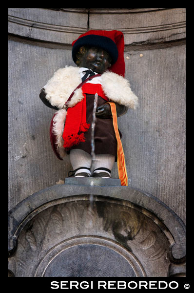 Manneken Pis. Rue de l'Etuve, 46 Rue du Chêne corner. <M> Bourse. This bronze statue of just 30 centimeters of a naked boy peeing in a fountain is the symbol of the city. Sculpted by Jerome Duquesnoy in 1619, underwent several attempts at looting in later centuries until finally in 1960 managed to steal it, but was recovered poseriormente. To preserve it, now showing a bronze copy, and the original lies in the Musée de la Ville de Bruxelles. Several legends place its origin, some say that the son of a duke began to urinate in the middle of a battle that ended up winning the statue and enshrined this military courage, others say a boy named Juliaanske saw dynamite placed in the walls and before the fuse detonated the charge, got up urinating thus stopping the explosion and saving the city from a conquest. Any way whatsoever today is a myth and has more than 800 different costumes belonging to all cultures and nations. These include, for example, costumes of various Spanish regions, a bullfighter, the Cid, Barça and Madrid, and even Vilafranca castellers of the brotherhood of the Brotherhood of Faith Crusaders dressed in the costume THE National Day of Catalonia.