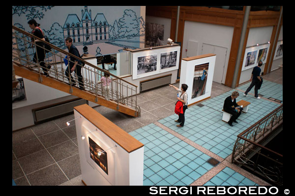 Interior of the Center for the Belgian Comic Strip, located in a magnificent Art Nouveau building designed by Victor Horta between 1903 and 1906, from 4,000 square feet spread over three floors, which pays tribute to comic books in all states: drawing boards, photographs, life-size reproductions, cartoons, movies, sketches, models, books, and 6,000 original plates. Obviously, Tin Tin is one of the stars of this museum, making a tour of their covers, since its debut on January 10, 1929 in the journal "Le Petit XXe" going through the change from black and white to color and the incorporation of Captain Haddock, Thompson and Thomson and professor Calculus, to the decline of its creator, Georges Remi, evidenced in "Tintin in Tibet" in 1958. It is the only cartoon character that can be seen in the museum, which are also present Smurfs, Lucky Luke, Spirou and many others. Seven permanent and several temporary exhibitions, as well as various activities regularly make this museum program that will delight any child, and more than one adult. It also has a library and a bookshop specializing in everything related to comic books. PHOTOGRAPHIC EXHIBITION MUSEUM OF COMIC