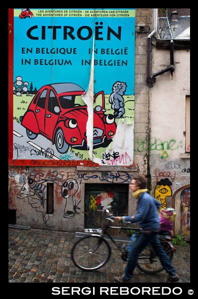 The "path of the database" may be a simple excuse to visit Brussels, although some might consider it a real pilgrimage, which includes twenty and giant murals of famous local comics as well as a number of specialized libraries are a gold mine for both collectors of books and magazines classic BD, and for those who simply seek political cartoons and cutting-edge social caricature characters like Nicolas Sarkozy and George Bush, and resume sensitive issues such as climate change, global warming, racism and terrorism. The route is so funny comics for adults and children, all are always with something. You can do self-a great way to discover the streets and hidden areas of Brussels or in a tour organized by the Centre of Comics. Anyway, some murals have to be seen in any way possible: one is representing a bank robbery of Lucky Luke (Buanderie Street), another that of Cubitus (Rue de Flandre), a mischievous dog that removes white famous Manneken Pis statue from its pedestal and posing himself urinating. On the market Jeu de Balle in the Rue des Capucins, there is a mural of two little-known characters Hergé, Quick and Flupke, and a second representing two politically incorrect heroes of 1930, Blondin and Cirage, one of which is a black caricature. And for those who want to buy, if it is true that "Aladdin's Cave" Comic Center seems sell any imaginable issue of gender, there are a number of bookshops scattered throughout the city. The not to be missed is the colorful Brusel, who is half half bookstore and gallery of original comic, and organizes weekly events with BD authors worldwide, including Tony Sandoval of Mexico. Nearby are two excellent thrift shops, Little Nemo, named after the first cartoon, Winsor McCay, and Le Depot, a meeting place for collectors to buy and sell their BDs for over 50 years. And those who want to take a memory of Hergé's work, will find everything imaginable in the Tintin Boutique. LAND IN BELGIUM