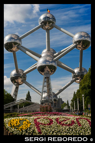 The Atomium, with its 102 meters high and 2400 tons, represents the structure of an iron atom increased 165 million times. Their fields were built by André Waterkeyn steel and aluminum for the International Exhibition of 1958, and consists of nine areas of 18 meters in diameter each, linked by escalators. At first there was talk of dismantled once the exposure, but quickly became a tourist attraction that still exists today, and it has even become an icon of the city. In March 2004, conducted a rehabilitation process that lasted until February 2006, including an elevator that rises to the top at a speed of 5 m / s. It has an interior space for exhibitions and a restaurant. FIELDS OF ATOMIUM atom in the distance.