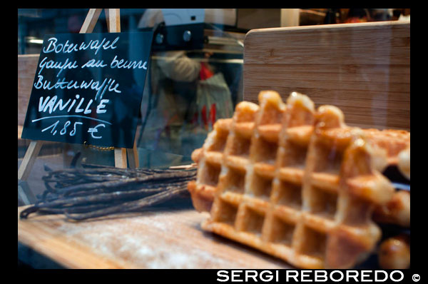 Another typical sweet Belgian waffles are. There are three varieties of Belgian waffles: the soft waffle, served cold, the Brussels waffle is eaten hot and Liège waffle, a city that first made this sweet. Legend has it that it was invented in the eighteenth century one of the cooks of the Prince of Liege. The waffels, a name known to the waffles at home, you can find them in many shops and stalls in the city. The Brussels is thicker and lighter, I served with the cream, chocolate, vanilla, fruit (usually banana and strawberries) or with scoops of ice cream, that's going to consumer tastes. My favorite is the chocolate with banana and strawberries is delicious. Near the Manneken Pis are the best places to eat waffles (for its value / price). I recommend that the child next to Simeon, it is easy to find locally because about Hulk's the typical upper hole through which you put your head and make the photo with the child's body pisser. A waffle with vanilla € 1.85