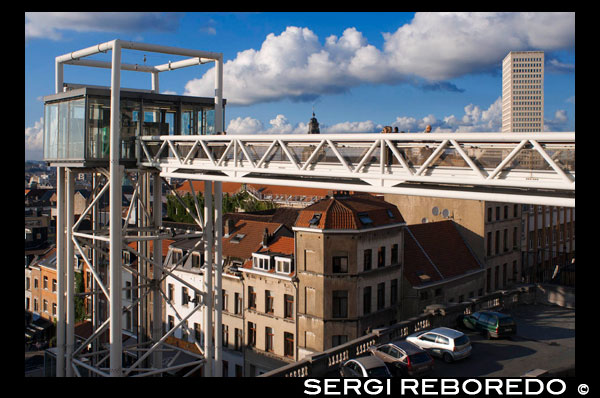 Marolles panoramic elevator. Place Poelaert. (Every day from 7:00 to 23:00 / free). <M> Louise. To bridge the gap that separates Marolles area Courthouse created this glass elevator that also offers unbeatable views of the neighborhood. MAROLLES glass elevator