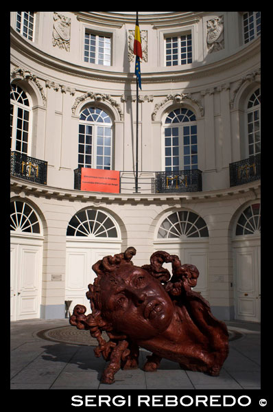 Palais de Charles de Lorraine. Place du Musée, 1. (Schedule as events held by the Bibliothèque royale de Belgique). <M> Gare Centrale. Tel 02 519 5595. Under a neoclassical facade, lies the Palace of Lonerna Carlos, who was governor of the city between 1744 and 1780. Currently the palace is managed by the Royal Library of Belgium that organizes guided tours and concerts. Severed head next to the library.