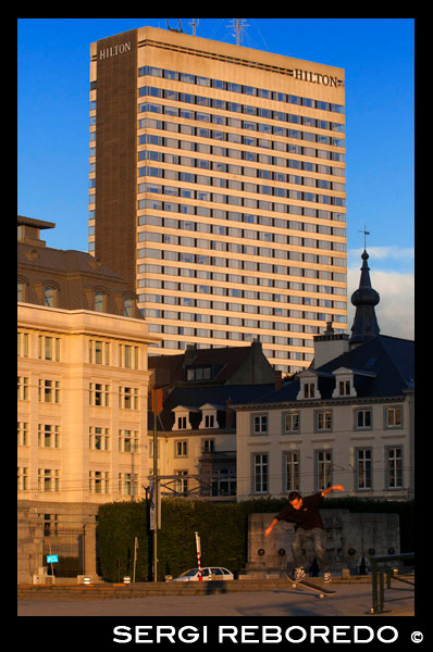 Hilton Brussels. www1.hilton.com Boulevard de Waterloo, 38. Tel: 02 504 1111. Although it could do with a good rehabilitation, meets all the quality standards of the chain. The price of 12 euros for the Internet connection is abusive, like the parking at 35 euros a day. It is recommended only for less than 90 euros offers, if no other hotels in the city more interesting. THE HILTON HOTEL IS ONE OF THE BEST OF BRUSSELS