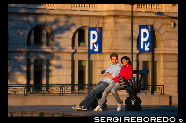 A romantic couple sitting on a bench in the square next to the elevator Poelaert Marolles. To download from the Sablon to Marolles can use unusual means of transport, a fully complimentary glass elevator from which you can enjoy a splendid view over Marolles. He was laid to bridge the gap that separates Marolles Palace. In the top (Poelaert square) there is a viewpoint from which to see some of the most emblematic buildings of the city. BRUSSELS THE MOST ROMANTIC COUPLES