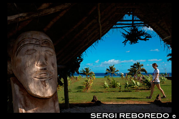 Aitutaki . Isla Cook. Polinesia . El sur del Océano Pacífico. Paisaje y talla de madera de Tangaroa Dios en Aitutaki Punani Culture Tours . Tallado en madera es un arte común en las Islas Cook. La proximidad de las islas en el grupo del sur ayudado a producir un estilo homogéneo de talla pero que tenía desarrollos especiales en cada isla. Rarotonga es conocido por los dioses de su pescador y personal -dioses , Atiu para sus asientos de madera , Mitiaro , Mauke y Atiu para maza y losa dioses y Mangaia para sus azuelas ceremoniales. La mayoría de las tallas de madera originales fueron o El viaje de Chihiro por coleccionistas europeos tempranos o fueron quemados en grandes cantidades por fanáticos misioneros. Hoy en día, la talla ya no es la principal forma de arte con el mismo énfasis espiritual y cultural que se le da por los maoríes de Nueva Zelanda. Sin embargo , hay esfuerzos continuos para interesar a los jóvenes en su patrimonio y un buen trabajo , está siendo transformado a cabo bajo la dirección de los talladores de mayor edad. Atiu , en particular, tiene una fuerte tradición de la artesanía , tanto en la talla y artes de la fibra locales como tapa . Mangaia es la fuente de muchos azuelas finos tallados en un estilo peculiar distintivo con el denominado diseño de doble k. Mangaia también produce libras de alimentos tallados de la calcita pesado que se encuentra en sus extensas cuevas de piedra caliza . Las islas exteriores producen tejido tradicional de esteras, cestería y sombreros. Particularmente buenos ejemplos de Rito sombreros son usados ??por las mujeres a la iglesia. Se hacen de la fibra inmadura , sin dobleces, de la palma de coco y son de muy alta calidad. El equivalente de la Polinesia de los sombreros de Panamá , que son muy valorados y están muy buscada por los visitantes polinesios de Tahití . A menudo, ellos están decorados con cintillos hechos de conchas pupu minúsculos que se pintan y se cose en la mano. Aunque pupu se encuentran en otras islas de la recopilación y el uso de ellos en el trabajo decorativo se ha convertido en una especialidad de Mangaia . El tejido de rito es una especialidad de la isla norteña de Penrhyn . Una forma importante de arte en las Islas Cook es tivaevae . Esto es , en esencia , el arte hecho a mano de la Isla colchas de retazos paisaje . Introducido por las esposas de los misioneros en el siglo 19 , la nave se convirtió en una actividad comunitaria y es probablemente una de las principales razones de su popularidad . El arte contemporáneo . Las Islas Cook han producido artistas contemporáneos reconocidos internacionalmente , especialmente en la isla principal de Rarotonga. Los artistas incluyen pintor (y el fotógrafo ) Mahiriki Tangaroa , escultores Eruera ( Ted) Nia (originalmente un director de cine ) y maestro tallador Mike Tavioni , pintor (y entusiasta del tatuaje polinesio ) Upoko'ina Ian George , pintor nacido en Aitutakian Tim Manavaroa Buchanan, Loretta Reynolds, Judith Künzle , Joan Rollos Gragg , Kay George ( quien también es conocido por sus diseños de tejidos ) , Apii Rongo , Varu Samuel , y multi- medios de comunicación, la instalación y la comunidad de artistas en proyectos Ani O'Neil, todos los cuales viven actualmente en la isla principal de Rarotonga. Basado en Atiuan Andrea Eimke es un artista que trabaja en el medio de la tapa y de otros productos textiles , y también co- autor del libro ' Tivaivai - el tejido social de las Islas Cook "con el académico británico Susanne Kuechler . Muchos de estos artistas han estudiado en escuelas de arte de la universidad de Nueva Zelanda y seguir disfrutando de una estrecha relación con la escena artística de Nueva Zelanda. Artistas del isleño del cocinero con sede en Nueva Zelanda incluyen Michel Tuffrey , impresión-fabricante David Teata , Richard Shortland Cooper, Sylvia Marsters y Jim Vivieaere . En Rarotonga , las principales galerías comerciales son Beachcomber Arte Contemporáneo ( Taputapuatea , Avarua ) dirigido por Ben & Trevon Bergman, y la Galería de Arte ( ' Arorangi ) . El Museo Nacional de las Islas Cook también exhibe arte.