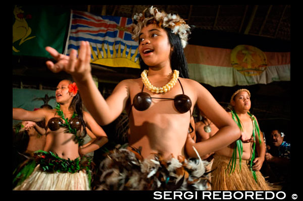 Illa Atiu . Illa Cook . Polinèsia . El sud de l'Oceà Pacífic . Els nens vestits amb danses tradicionals de la Polinèsia i interpreten danses polinèsies organitzats a l'illa de Hotel Villas Atiu Atiu . Les Illes Cook es troben al nord-est de Nova Zelanda en l'Oceà Pacífic Sud . Les Illes Cook estan relacionades amb els maoris de Nova Zelanda i els habitants de la Polinèsia Francesa ( comunament conegut com Tahití) . Illes Cook tradicions de la dansa es mantenen vives a través de festivals , celebracions i actuacions per als turistes . Les Illes Cook que viuen a l'estranger als Estats Units , Austràlia i Nova Zelanda realitzen les seves danses com a forma de preservació cultural . Danses de les Illes Cook tenen molt en comú amb altres formes de dansa polinèsia . Estils de ball més conegut com el hula d'Hawaii i el tamure de Tahití comparteixen la mitologia i de la dansa temes similars . Espectacles de dansa de les Illes Cook sovint inclouen el cant i el cant de les danses , que expliquen històries o serveixen com a comunió espiritual amb els déus polinesis . Coreografia de les dones : Els homes i les dones ballen junts en performances , encara que en grups separats . Els moviments de dones compten amb de banda a banda els moviments dels malucs . Aquests moviments són controlats pels genolls . Els malucs han de ser enèrgic , amb grans moviments pronunciats , però la part superior del cos han de mantenir gràcil , amb les espatlles restant encara. Alguns moviments en els braços i les mans pot acompanyar al ball , però ha de ser controlada acuradament . Coreografia dels homes : Si bé la silueta de la dona és vertical amb moviments centrats en els malucs , els homes ballen prop de terra , amb moviments més forts en un genoll doblegat distintiva posat . Els homes mouen els seus genolls en un obert - i - prop de la moda ràpida . Adorns d'herba a les cames més baixes accentuen aquests moviments . Música : cops de tambor distintius impulsen la música de ball tradicional a les Illes Cook . El contacte amb els europeus van introduir instruments de corda als polinesis , que s'adapten a la seva música . L'ukelele va esdevenir un instrument emblemàtic de la música hawaiana , i també es troba a les Illes Cook . No obstant això , en tornar a crear espectacles de dansa tradicional , les Illes Cook trien els tambors per l'autenticitat . Ritmes ràpids i lents acompanyen els ballarins i els seus cossos han de mantenir el temps amb la música . Bateries a les Illes Cook estan altament capacitats i els artistes experts . Encara tambors proporcionen el fons per a les competicions de ball a les illes . Concursos exclusivament per als bateries es poden trobar també . Vestuari : roba de dansa tradicionals de les Illes Cook són de teixits naturals i elements , com ara petxines , escorces , herba , fulles i plomes . Les grans cinturons de fulles al voltant dels malucs augmenten la il · lusió de moviment , o una faldilla llarga de l'herba amaga el moviment dels genolls . Vestits tradicionals deixen el pit dels homes i l'abdomen de les dones revelen com una manera de celebrar la forma humana.