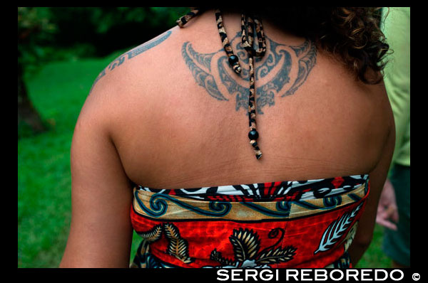 Rarotonga Island. Cook Island. Polynesia. South Pacific Ocean. A woman showing her back in a typical Polynesian or maorí tattoo. The Polynesian tattoo symbols of spear heads can be found in almost every Polynesian tattoo design. It’s designed to express courage and fight. It’s also used to represent warrior, sharp items, and sting of animals and rays. Spear heads are usually used in combination with other symbols to express certain meanings. For example, one line of spear heads and one line of enatas upside down along its side can express the meaning of defeating enemies. T? moko is the permanent body and face marking by M?ori, the indigenous people of New Zealand. Traditionally it is distinct from tattoo and tatau in that the skin was carved by uhi  (chisels) rather than punctured. This left the skin with grooves, rather than a smooth surface. Tattoo arts are common in the Eastern Polynesian homeland of M?ori, and the traditional implements and methods employed were similar to those used in other parts of Polynesia (see Buck 1974:296, cited in References below). In pre-European M?ori culture, many if not most high-ranking persons received moko, and those who went without them were seen as persons of lower social status. Receiving moko constituted an important milestone between childhood and adulthood, and was accompanied by many rites and rituals. Apart from signalling status and rank, another reason for the practice in traditional times was to make a person more attractive to the opposite sex. Men generally received moko on their faces, buttocks (called raperape) and thighs (called puhoro). Women usually wore moko on their lips (kauwae) and chins. Other parts of the body known to have moko include women's foreheads, buttocks, thighs, necks and backs and men's backs, stomachs, and calves.