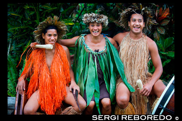 Rarotonga Island. Cook Island. Polynesia. South Pacific Ocean. Highland Paradise Cultural Village. Some of the actors of Highland Paradise Cultural Village with polynesian dress. The unique Cook Islands culture is continually evolving and today you can discover it as it was in pre-missionary times. This tour is the perfect way to view the island and get an insight into the sacred rites and traditions of the forefathers of Rarotongans. Highland Paradise is a traditional Marae situated 509 metres above sea level and boasts approximately 205 acres of beautiful transcending gardens and panoramic views of the aqua lagoon, fringing coral reef and Pacific Ocean. This breathtaking site has been a haven for families, warriors and chiefs for centuries. The ‘Are Kario’, or Hall of Cultural Entertainment, has been designed to take advantage of the spectacular views and to offer shelter as you enjoy some of Rarotonga’s top entertainment! The show’s sensuous dancing and pounding drums are typical of the island and considered to be amongst the best in the South Seas. Highland Paradise offers a truly interactive experience allowing visitors to personally relive Polynesian yesterdays through a gentle guided stroll amongst the lush gardens, historical areas and towering native trees. Local guides are experts in local crafts, legends, local tribal history, flora and fauna and traditional medicines. 