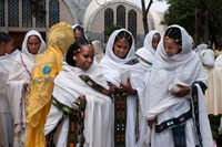 The wedding guests, perfectly dressed for the occasion, in the modern church of St Mary of Zion in Axum. In the church of St. Mary of Zion in Axum, is an artifact that confirmed its authenticity, add lots of crumbs to Ethiopian legends. Unfortunately, only a living person has seen this artifact. The Ark of the Covenant is, according to the Ethiopian Christians, locked up in this church and only official guardian can enter [non-Orthodox, Ethiopian priests we can not even bring five meters of the fence surrounding the temple] . There is no doubt of the importance of the Ark legend plays in Ethiopian Christianity and few people dare to question it. 