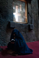 Lalibela. A woman prays inside Bet Medhane Alem church. To admire the churches of Lalibela must not look up, but towards the feet. The largest church is Bet Medhane Alem, the largest of all, with 33 meters long by 25 meters wide and a lavish decor reminiscent of Greek temples. The Emmanuel Beth, a few hundred meters east of the previous one, is one of the most beautiful and carved all that surely served as a royal chapel. Over 700 years ago, an Ethiopian king decided to make their city the "Jerusalem" of the Orthodox Christian world. But instead of lifting large temples in the classical manner, came excavate the rock to enemies who harassed his kingdom not easily locate.