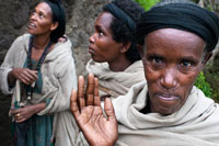 Several women come to pray to the monastery of Nakuto Lab nephew of King Lalibela, Na'akueto La'ab (also writes Nakuto Lab) reigned in Ethiopia at the beginning of the century and was XIIIe one of the last rulers of the dynasty Zagoué. Legend has it that read about spades elongated. As King Lalibela, troglodyte built a church, the church of Nakuto Lab, located 4 km from the town of Lalibela in a spectacular setting, nestled on a cliff. The finances of the church still preserves the enluminés remarquablement manuscripts, icons and beautiful crosses in money of the day.