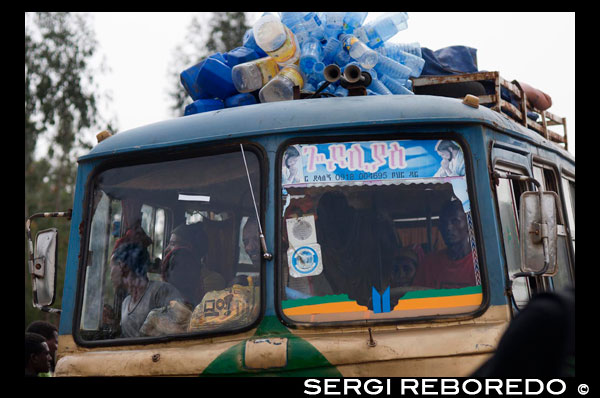 A typical Ethiopian buses crammed with people and everything that can be transported. From our point of view is the best way to experience the country, but we must say it is quite hard, mainly because the routes are endless (for example, in the northern circuit comprising two tours are travel days). Buses are always out around 6 or 7 h. morning and circulate normally never beyond 18 h. because it avoids night driving. For long journeys faithfully follow the ceremony advise bus: first of all it is convenient to buy the ticket the day before (up to 18 h.), Although the seats are not numbered and even sold more seats than they actually are. For this reason you should go to the bus station at 5 in the morning, to enter the premises of the station before the Ethiopians do so (the access door is closed until 5'30 h. Foreigners but are allowed to enter before that time), go to the assigned bus (ticket usually indicates the number of bus) and stand in front of the door and wait for the open and allow access to the bus (sometimes we come immediately, with the Bus still empty, and choose the seat you want). Yes we got to the station just as the doors opened or after this time we will have little chance of getting a seat, and in any case we can not choose the site. To get an idea of ??what usually happens in Ethiopian bus station when the doors open imagine opening doors of the English Court the first day of sales. No compassion whatsoever grandparents, women with children, and everyone in general, sets out on a mad dash to get a spot. Ethiopia is one of the few African countries where people are not allowed to stand or sit in the aisle of the bus, and this is usually respected because no roads policing to enforce the law. Therefore, everyone who travels on the bus must have a seat. On long journeys usually stop at least for breakfast and lunch (up to 20-30 minutes). In two-day trips to the end of the first day in a village intermediate driver's convenience, where we find somewhere to sleep. It's not too difficult to find a hotel, but we must be aware that they are very basic. Ethiopian buses are not too comfortable, especially after a few hours away. Also, for some strange reason, the Ethiopians are very reluctant to open the windows, but the heat and / or odor inside the bus are suffocating. This, coupled with the high and winding paths, makes some passengers often dizzy (hence it is common to see them sniffing a lemon for much of the trip to try to avoid dizziness).