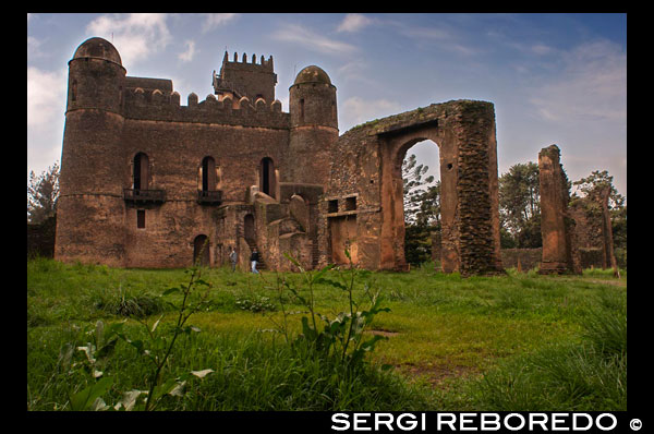 Gondar. Castle of the Fasilidas. Most know little Spanish in Ethiopia. In the center of Gondar is the Royal Enclosure or Fasil Ghebbi, declared a World Heritage Site in 1979. The walled area has six stone castles, Portuguese style inspired Axum or Indian influences. Some are great, others more modest, there are more and less luxurious, worst and best preserved. The castle is the largest Fasilidas, the founding emperor of Gondar. Successive presidents were also build your own castle not to be outdone and also other agencies like to file a building, cages for lions, stables, banquet ... Within the set are preserved three churches.