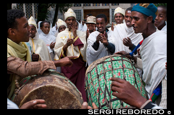 The drums play in the modern church of St Mary of Zion in the time in which a couple are about to marry. The dances and the guests vesturarios dazzle any visitor, especially to foreigners. The holiest shrine in Ethiopia is the Church of St. Mary of Zion in Axum town, there Ethiopians say that is the true Ark of the Covenant of the people of Israel, and is mentioned in the Old Testament. The Ethiopian Orthodox Church claims that are the repository of the Ark at St. Mary of Zion, but there are several alternative hypotheses about the whereabouts of the Ark mysterious.