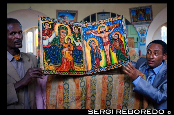 Some priests show the sacred books of the new church of St Mary of Zion in Axum. The Ethiopian churches have several inputs: the south entrance for women and for men the north, the east can be used interchangeably. Built following a scheme inspired by the Temple of Solomon, have three parts: a choir, a sacred space where the Eucharist is distributed and a closed sanctuary accessible only to the priests. There, in that part called "holy of holies", every church keeps a Tabot, a replica of the Ark and its Tables of the Law, in a small wooden box. In the important religious days out in procession Tabot sacral santorum covered with fabric draped. No one seems to ask how, if according to the legend who see the Ark goes blind or dies, it is possible that all churches have a copy of it. My questions about causing trouble: for Ethiopians do with Ark is an article of faith. The Kebre Negest tells how at age 22 Menelik returned to Jerusalem to visit his father, King Solomon, who offered him to inherit the throne, offering who declined. Among those who accompanied Menelik was the eldest son of a high priest, who stole the Ark after dreaming that he should take it. Menelik enraged to learn of the theft, but then turn dreamed that it was the will of God and kept going. When King Solomon realized the theft thought of sending an army to chase his son, but he also dreamed that it was the will of God and the disappearance of the Ark kept secret. The version about Makeda and Solomon, in the tradition of the Orthodox Jewish Falashas of Ethiopia, is virtually identical to the Negest Kebre. Despite being a story rejected by Western historians, Ethiopians accept without hesitation. They are convinced that the original Ark was brought to Axum in the first millennium BC, and remaining there ever since. 