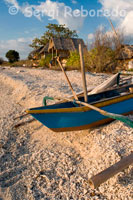 Some boats rest on the sandy beach in the west of the island, near the Café Diana, the best place to see the magnificent sunsets while sipping a cocktail or a tasty coconut pancake. Gili Meno.