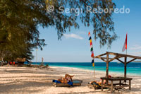 Some tourists rest and bask in the east of the island, where they coalesce most hotels. Gili Meno.