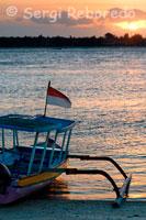 A boat rests on the sandy beach in the west of the island, near the Café de Diana. Gili Meno.
