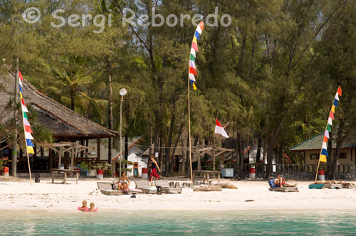 Hoteles a primera línea de playa cerca del embarcadero  de la parte Este de la isla de Gili Meno. Las islas Gili son uno de esos pequeños paraísos en la tierra con que la naturaleza ha obsequiado al fascinante y variopinto archipiélago de Indonesia. Situadas a unos cuatro kilómetros de la costa norte de la isla de Lombok, estas tres islas son, desde hace décadas, refugio de turistas y mochileros, incapaces de resistirse al encanto de su arena blanca y aguas turquesas salpicadas de formaciones coralinas. El matiz “pequeño” cobra especial importancia al describir estas islas, ya que la mayor de ellas, Gili Trawangan, no supera los tres kilómetros de largo por dos de ancho, siendo fácil recorrerla entera en poco más de una hora.