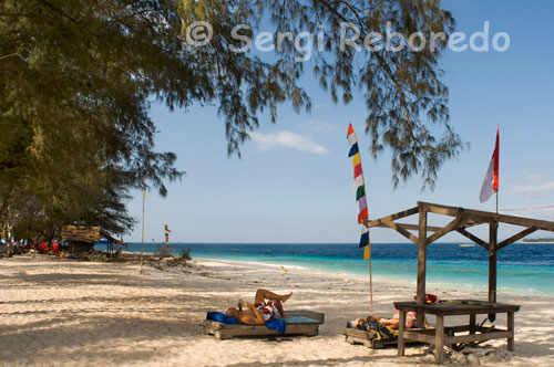 Algunos turistas descansan y toman el sol en la zona Este de la isla, lugar donde se aglutinan la mayoría de hoteles. Gili Meno.  Las islas Gili son un paraiso de contradicciones, amadas y a la vez odiadas por turistas, viajeros y en general occidentales que habitan la isla. Situadas a tan solo 35kms de Bali, en la costa de Lombok, las Gili ofrecen vida isleña y paradisíaca, con playas de arena y mar turquesa, y precios asequibles para mochileros dispuestos a pasar unas vacaciones al límite. 