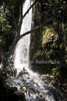 Every July, thousands of Haitians are aimed at Saut d'Eau, a waterfall located 60 km north of Port au Prince, the most important pilgrimage voodoo religion of this Caribbean country. At first the Catholic Church tried to eradicate the pilgrimage considered blasphemous; now, syncretism, believers recognize the deity as Virgen de los Milagros.