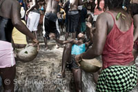 A teenager goes into a trance possessed by a spirit by the stream of water coming down from the waterfall in the middle of the crowd. The Vodou is the Creole name of the official religion in Haiti. A woman goes into a trance. To contact the loas and thus achieve the ritual to achieve its objectives, it must pass through a stage of trance. During that period, the ti bon ange (little soul) leaves the body, and she takes the thoughts and emotions, so make room for the loa. A Bokor is able to enter trance by their own means, but a hounsi (started) or an uninitiated person need of powerful external stimuli (such as severe pain and prolonged sexual stimulation or strong) to achieve reach this state. Many people do not succeed the first few times, but when they persist they discover that it's really not that complicated. In voodoo Congo, there are different ceremonies to achieve many goals. These objectives include: to contact a spirit or god, for help of any kind; heal or heal someone, and acts of black magic (dolls, zombification, transplantation of bodies, etc.).. In all rituals Congo, the Nkisi requires something in return, a sacrifice by the petitioner to demonstrate their dedication, commitment and loyalty. The sacrifice may be material (food, money, gold ...), physical (sex, pain, blood ...) or mental / spiritual (initiation, commitment, priest ...). Congo Voodoo always work, but not everyone is willing to offer such sacrifices ...