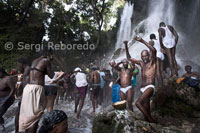 Climbing to the waterfall of Saut d'eau, a height of 30 meters is not easy. Like her, the pilgrims are directed at Saut d'Eau to attend the first of the three Catholic-voodoo celebrations that attract people from all parts of the country and all social classes. During the remainder of Haitians practice ceremonies in temples called colonnades, which are a kind of sheds containing an altar decorated with paintings Iwa and images of Catholic saints with stones, bottles and tied Ron Barbancourt herbs. In the middle of the peristyle stands a mitan poto (central post), the axis between the heavenly and the earthly world and the point where the Iwa enter the enclosure. The colonnades are devoted to a particular branch of Iwa and decorated in keeping with paint on doors and walls and flags collage.
