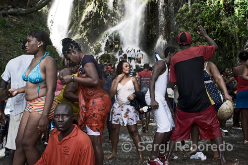 Every July, thousands of Haitians are aimed at Saut d'Eau, a waterfall located 60 km north of Port au Prince, the most important pilgrimage Voodoo religion of this Caribbean country. In the poorest country of America, the cost of this trip can mean days or months of work, sacrifice will be rewarded by the blessings to the pilgrims come to bathe in the mystical waters of Saut d'Eau waterfall (jump water, in French) in Ville Bonheur, Department of the Centre. According to popular legend, in 1847 Erzulie Dantor, voodoo goddess of beauty and love, appeared at the site on a tree and began to heal the sick and perform miracles. Catholic priests saw this as blasphemy, cut down the tree and built a church a few yards away, in honor of the Virgin. For art work and syncretism, Erzulie is camouflaged in the Catholic Our Lady of Mount Caramel, or Our Lady of Miracles. Since then, Haitians consider the waters of Saut d'Eau, near the church, welfare and healing of all evil.
