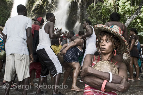 Every July, thousands of Haitians are aimed at Saut d'Eau, a waterfall located 60 km north of Port au Prince, the most important pilgrimage Voodoo religion of this Caribbean country. They come after many hours away on foot, on donkeys and "tap tap", the typical coloradísimos and buses in search of good luck and benefits. In the cascade bodies and songs are mixed with scents of tea ready to ask favors from the loas. Iwas was reincarnated in Maras such as representing the love, truth and justice. It is normal to pay respects at the beginning of the ceremony that is associated with procreation and children, who often entertained in the presentation of offerings. Their counterparts in Christianity are San Cosme y San Damian and usually offer lots of food.
