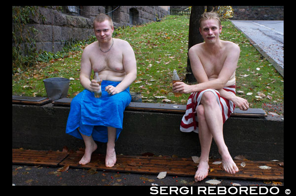 Helsinki. Un par de clientes de la sauna Kotiharju se relajan en la calle a temperaturas heladas durante unos minutos entre sauna y sauna. Esta sauna pública ubicada en el centro de la ciudad, la única que todavía calienta el agua con madera.   Kotiharju Sauna - Para quemar madera, auténtico Disfrute de la mejor sauna tradicional en Helsinki La sauna finlandesa es una necesidad para el visitante a Helsinki. Y el famoso Sauna Kotiharju es el único remanente público de leña sauna en Helsinki. Sólo leña saunas le permiten disfrutar el calor suave de la experiencia del sauna tradicional. - Saunas separadas para hombres y mujeres - en el Estado finlandés saunas públicas. - Las estufas de madera enormes desprenden mucho calor suave, relajante y vapor. - ¿Quieres un tratamiento real? Pruebe con un masaje para los músculos doloridos, y luego pedir un asistente de baño para limpiar a fondo limpio de pies a cabeza. Y luego de nuevo en el banquillo sauna - tranquilidad garantizada! Los tratamientos tradicionales están también disponibles. - Sin reservas, sin prisas. Disfrute de su estancia como el tiempo que quieras - véase la última página de los horarios de apertura. Las toallas y refrescos sin alcohol disponibles. - Fácil acceso en metro (7 min), tranvía o autobús (15 min). A 2 km de la estación principal de trenes (mapa en la última página). Proporcionar Sauna finlandesa original desde 1928 Sauna Kotiharju, construido en 1928, ha mantenido su arquitectura original a lo largo de las décadas. Los clientes van desde los habituales de vecinos para despedidas de solteros y estudiantes y profesores de las instalaciones universitarias cercanas. Parte de la inimitable experiencia Kotiharju consiste en resolver los problemas del mundo con los bañistas compañeros en el suave vapor de la sauna y luego refrescarse al aire libre frente a la sauna. En Kotiharju, hay espacio para 20 -?? 30 bañistas en los bancos más superior, donde el calor y el vapor (löyly) son los mejores (y más calientes). Y si te gusta lo menos cálido, hay más espacio en los bancos inferiores. En la práctica, löyly significa verter un poco de agua sobre las piedras calientes - hay un grifo de agua en la estufa (kiuas). La vieja regla es que quien se sienta en el lugar más caliente puede decidir si desea o no hacer más löyly. La sauna familiar Kotiharju hoy administrado por Risto y Holopainen Merja. La sauna, renovado en el 1999 con el apoyo financiero de la Fundación Cultura de Helsinki Capital. Kotiharjun Sauna Oy Harjutorinkatu 1, 00500 Helsinki, FINLANDIA Separe leña saunas para hombres, mujeres y grupos y familias. Toallas, refrescos, lavado, masajes y tratamientos de la medicina popular disponibles. Horario de apertura: De martes a viernes 2 a 8 pm, abierto hasta las 10 p.m. Sáb 1 a 7 pm, abierto hasta las 9 p.m. Risto y Holopainen Merja Tel. / Fax. Int. +358-9-753 1535  Kotiharju precios Sauna Adultos Sauna EUR 8,00 / persona Jubilados y estudiantes de EUR 6,50 / persona Niños (de 12-16) EUR 4,00 / persona Toalla EUR 1,50 / pieza "Pefletti" Eliminación seatcover 0,20 EUR / pieza "Vihta" fresca o secada EUR 3,00 / pieza Congelado 4,00 EUR / pieza Servicio de lavado EUR 6,00 / persona Rentsauna 1 hora 8,00 EUR / persona 2 horas EUR 10,00 / persona 3 horas 12,00 euros / persona Llame al tel. Int. +358-9-753 1535 Masaje Tel. Int. +358-40-737 8075 Åke Wangel Folk medicina Tel tratamientos. Int. +358-40-838 8963 y Masaje Sanna Ilmarinen Sujeto a ser cambiado. Leyendas: Renombrado calor suave Kotiharju ha ayudado a resolver los problemas de la vida desde 1928. También hay una sauna calentada eléctricamente para pequeños grupos y familias. Limpie de arriba a abajo ... La cocina dispone de 1500 kg (3300 libras) de piedras. No es de extrañar que se necesita un metro cúbico (35 pies cúbicos) de los registros y cinco horas a seis a calentar los brillando caliente. 
