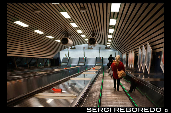 Uno de los accesos al metro de Helsinki.  La ciudad de Helsinki es la capital y ciudad más importante de Finlandia. Como parte del transporte público, Helsinki cuenta con un sistema de Metro (tren subterráneo metropolitano - Helsinki Metro) compuesto por 1 línea y 17 estaciones. A su vez, como complemento tiene un sistema de tranvías y una red de trenes suburbanos. Alrededor de 60 millones de pasajeros lo transitan al año. El Metro de Helsinki (en finés Helsingin metro; en sueco Helsingfors metro) es el sistema de metro utilizado en la ciudad de Helsinki, y actualmente es el único sistema de metro en Finlandia. El sistema fue abierto al público en general el 2 de agosto de 1982, después de 27 años de planeación. Es el metro más septentrional del mundo, y al tiempo de su apertura fue también el metro más corto en el mundo. Es operado por Transporte de la Ciudad de Helsinki (HKL). El sistema mantiene una sencilla línea ahorquillada con 16 estaciones, con una longitud total de 22,1 km. Sirve principalmente a los suburbios del este, pero también es usado como medio de transporte dentro del centro de Helsinki. Según estadísticas de HKL, el número total de pasajeros supera los 50 millones anualmente.  Fecha de Apertura: Se inauguró el 3 de agosto de 1982 Conocido con el nombre de: Metro   Sitio Web Oficial: hel.fi/hkl  Teléfono: +358 (09) 010 0111   Longitud total de la red vial: 21 km   Cantidad de estaciones: 17  Número de líneas: 1   - Línea 1 de estación Ruoholahti y dos ramales: estación Mellunmaki y estación Vuosaari - 17 estaciones Estaciones más importantes: estación Rautatientori; es la estación central de trenes y a su vez estación de Metro.   Cantidad de pasajeros al año : 57 millones (2006) Frecuencia: cada 5 minutos.   Horarios de funcionamiento: de 5.30 am a 11:30 pm de lunes a sábados; los domingos de 6.30 am a 11.30 pm. Tarifas (2013): Los boletos individuales en Helsinki (transferencias permitidas dentro de 1 hora) € 2,80 (niños € 1,40), disponibles en los autobuses y tranvías. Billetes pagados por adelantado € 2,20 y € 1,10 resp. en las máquinas expendedoras; billete de tranvía prepago € 2 (en las máquinas expendedoras). Billetes de tranvía le da derecho a viajar en las rutas de tranvía (transferencia a otro tranvía permite dentro de 1 hora). Billete sencillo (pagado por el teléfono móvil) € 2,20.  Los boletos individuales en la región metropolitana (Helsinki, Espoo, Vantaa y Kauniainen): billete de ida regional € 4,50 (adultos), € 2,30 (niños). Los boletos se venden por los conductores de autobús. Las transferencias permitidas dentro de 80 minutos de la hora impresas en el billete al entrar).  De carga de un solo entradas de día Helsinki interna y tarjetas regionales para adultos y niños están disponibles durante 1-7 días. Las tarjetas se venden, por ejemplo, en el punto de atención al cliente del transporte de la Región de Helsinki (Rautatientori estación de metro), R-kioscos, de Stockmann y Helsinki City Tourist & Convention Bureau. Helsinki interna billete: por ejemplo, la entrada de adulto para un día cuesta € 8, por 2 días 12 €, para 3 días € 16; respectivamente los niños € 4, € 6 y € 8. Billete Regional (Helsinki, Espoo, Vantaa y Kauniainen): Por ejemplo la entrada de adulto para un día cuesta 12 €, por 2 días 18 €, para 3 días € 24; niños 6 €, 9 € y € 12 respecrtively. 