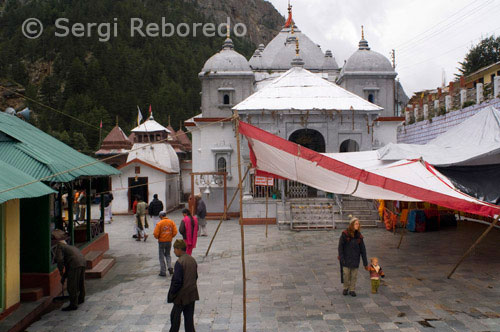 INDIA CRUZANDO EL RIO GANGES CRISTINA SILVENTE IRIS REBOREDO Gangotri es el más alto y el más importante templo de la diosa Ganga. Gangotri es un pequeño pueblo en torno al templo de la diosa Ganga Gangotri. El actual templo de Gangotri fue construido por Amar Singh Thapa; General Gorkha en el siglo 18. El origen del río Bhagirathi, Gaumukh glaciar de Gangotri está 18 km y hay que cubrir la distancia a pie. Gangotri ofrece vistas panorámicas de terrenos escarpados, que brota el agua del río Bhagirathi y picos nevados. El lugar tiene gran importancia entre los hindúes. Gangotri permanece abierto desde mayo y se cierran el día del festival de Diwali. Templo de Gangotri permanece cerrado durante los inviernos en la región es propensa a fuertes nevadas. Gangotri está situado a una altitud de 3; 048mts sobre el nivel del mar en el distrito de Uttarkashi de Estado Uttarakhand. Situado a orillas del sagrado río Bhagirathi, Gangotri es uno de los Char Dham de Uttarakhand. Sumergido Shivling: Hay una roca natural Shivling en Gangotri sumergida bajo el agua que se puede ver fácilmente cuando los inviernos son en su camino como el nivel de agua disminuye durante ese tiempo. De acuerdo a los mitos y leyendas este era el lugar donde el Señor Shiva sentado cuando recibió Ganga en sus cabellos enmarañados.