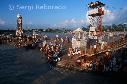 INDIA CRUZANDO EL RIO GANGES Uno de los sitios más famosos y visitados de Haridwar, Har ki Pauri es considerado como uno de sus cinco principales lugares sagrados. Ganga Aarti lleva a cabo en el ghat de la tarde, después del atardecer. Un grupo de brahmanes tienen gran incendio cuencos en la mano y ofrecer a sus mantras sagrados de río Ganges; Shiva - el dios hindú de la destrucción; Surya - el Dios Sol y el Universo entero. Los devotos luego ofrecer flores y lámparas de barro - diyas - al río Ganges, a fin de pagar por lo que respecta a sus antepasados en el cielo. El escenario en Har ki Pauri en el momento de Ganga-Aarti es fascinante. Har Ki Pauri es el lugar donde el néctar divino cayó del celestial Kumbh. El Kumbh Mela se celebra aquí (la última celebrada en 1998, el próximo en 2010). El río sagrado Ganges, entra Brahmakund de un lado y sale por el otro. Aunque el agua aquí es de alrededor de la cintura, uno tiene que ser muy cautelosos mientras se baña en el Ghats puesto que el flujo es rápido y veloz. Las cadenas y los carriles se han proporcionado para permitir a los devotos para tomar en forma segura mientras toman un baño sagrado. Templos famosos - Ganga Mandir y Mandir Haricharan también se encuentran aquí. Har Ki Pauri debe su nombre a los pies (Pauri) del señor (Hari). Vishnucharanpaduka; las huellas del Señor, se cree que se imprima en la pared bajo las aguas del Ganges aquí y con la guía de un sacerdote, también es posible que le toque.