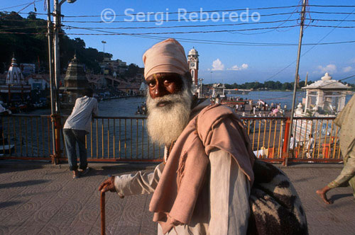 INDIA CROSSING THE RIVER GANGES One of the most famous and most visited sites of Haridwar; Har ki Pauri is considered as one of its five main holy sites. Har ki pauri is believed to be the exit point of the river Ganges from the mountains and its entry into the plains. A dip in the holy water of the ghat is said to relieve a person of all his sins. The place is surrounded by some ancient and some newly build temples. Throughout the year; religious rituals like 'upanayan' or the initiation ritual; 'mundan' or the head tonsuring ritual; 'asthi visarjan' or immersion of the ashes of the dead and 'shraddha' or prayers appeasing one's ancestors take place here.