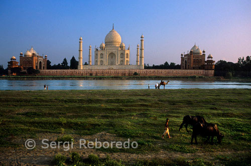 INDIA CRUZANDO EL RIO GANGES Taj Mahal en el río Yamuna, Agra, India El Taj Mahal es un mausoleo situado en Agra, la India, construido por el emperador mogol Shah Jahan en memoria de su esposa favorita, Mumtaz Mahal. El Taj Mahal es considerado el más bello ejemplo de arquitectura mogola, estilo que combina elementos del persa, otomano, India, y los estilos arquitectónicos islámicos. En 1983, el Taj Mahal se convirtió en la UNESCO Patrimonio de la Humanidad y fue citado como "la joya del arte musulmán en la India y uno de los universalmente admirado las obras maestras del patrimonio de la humanidad."