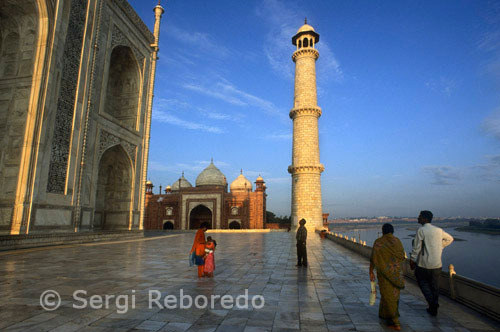 INDIA CRUZANDO EL RIO GANGES El Taj Mahal es un complejo del mausoleo construido por Shah Jahan (reg. 1628 a 1658) en memoria de su esposa favorita, Arjumand Banu Begam (d.1631), mejor conocida por su título de Mumtaz Mahal, o; el exaltado del palacio. "La construcción del complejo comenzó poco después de la muerte de Mumtaz, y fueron las cuentas de este proceso popularizado por los viajeros extranjeros que visitaban las cortes mogoles. La fama de la tumba aumentado enormemente después de la ocupación británica de la India en el siglo 18. El complejo del Taj Mahal está organizado en un rectángulo, que mide aproximadamente 310 x 550 metros. Se compone de una serie de edificios y estructuras, todo funcionando juntos como el monumento funerario de Mumtaz Mahal. Desde el sur, la primera parte del complejo se compone de un bazar (ex); las puertas de la estación de servicio y la entrada, la segunda parte consiste en un gran jardín y los pabellones de jardín; axialmente dispuestos a lo largo de una terraza frente al río con las tres estructuras principales: la mezquita , el mausoleo y el mihmankhana (literalmente, "casa de huéspedes", probablemente utilizada como un salón de actos).
