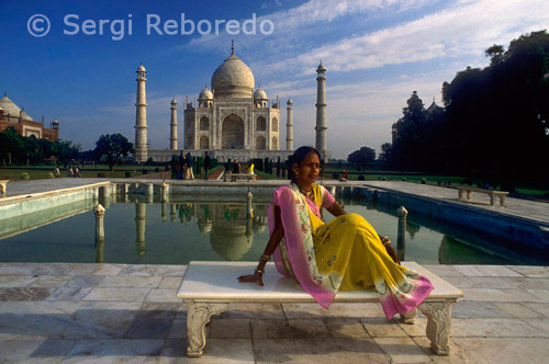 INDIA CRUZANDO EL RIO GANGES Taj Mahal ourside. El Taj Mahal es una maravillosa pieza de arte. La belleza del Taj Mahal no se limita sólo a la visión exterior, pero las obras de arte y esculturas en el interior del Taj Mahal son aún más bellas y fascinantes. Si uno dice que las obras en el Taj Mahal interiores no son menos de la joyería, no es exageración! Las obras y la decoración en el interior del Taj Mahal son tan exquisito que casi no hay espacio para la crítica. Representan a la perfección y la belleza. Tan pronto como se entra en el monumento, se puede ver una cámara central elevada por debajo del cual está la cámara funeraria. Cuatro habitaciones octogonal en cada esquina rodean la cripta. Hay dos niveles en el Taj Mahal, que constan de ocho habitaciones cada uno. Estas habitaciones se iban a utilizar para enterrar a los demás miembros de la familia real. Las criptas de Shah Jahan y Mumtaz Mahal se encuentran lado a lado con la cabeza mirando en dirección a la ciudad santa de La Meca. Ellos están bellamente decoradas con inscripciones del libro sagrado de los musulmanes, el Corán y una vez que se tachonada de piedras semi-preciosas y gemas. Una obra maestra dentro del Taj Mahal es la pantalla de mármol o "Jali" que rodea a las tumbas. Ha sido tallada por artesanos y es un deleite a la vista. Es tan finamente tallados que parece como si la pantalla se compone de tela fina. Las paredes están profusamente decorados con dibujos como enredaderas, lianas con flores y otros diseños hermosos. En un momento del tiempo, estas decoraciones había piedras semi-preciosas y gemas clavos en ellos.