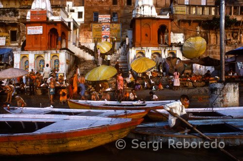 INDIA CRUZANDO EL RIO GANGES Ghat Dasaswamedh, famoso entre todos ghats de Varanasi. Entre todos los ghats de Varanasi, la más importante y piadosa es Dasaswamedh. Este ghat es de suma importancia. Aquí, el baño y la realización de diversos rituales que se supone que limpiar todos los pecados de una persona. El sol de la mañana estaba saliendo por encima del río Ganges como una bola de color carmesí grande. La atmósfera brumosa fue añadiendo glamour a la escena. El reflejo del sol naciente era cocer a fuego lento en la superficie del agua y el color de la luz poco a poco fue cambiando de color rosa claro, rosa, rojo carmesí y naranja y naranja profundo. Poco a poco, a medida que avancen el tiempo el color de la bola de energía solar también ha cambiado y también lo fue la temperatura de la atmósfera y las actividades en los ghats. Era la mañana de invierno en uno de los famosos ghats de Varanasi - la ciudad dice que es la más antigua y eterna, situado en el tridente del dios Shiva, los ghats de Varanasi (India) son los más llamativos y la gente de. todas lasámbitos de la vida , desdediferentes partes del mundo vienen aquí para solaz y disfrute de la belleza del lugar . Desde Rajghat a Assi los ghats en los ochenta en número y que se construyen a lo largo del río Ganges. Parece como si hubieran abrazado el río sagrado. Ganges en Varanasi fluye en una curva en forma de media luna. La media luna tiene un papel muy importante y piadosa en la mitología hindú, y esto es probablemente la causa de que el río Ganges tiene tanta importancia aquí.