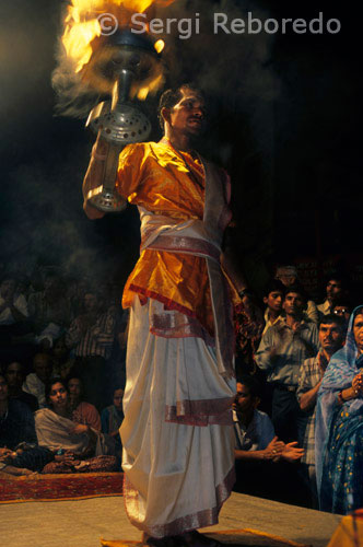 INDIA CRUZANDO EL RIO GANGES Una de las otras especialidades de gran barco de crucero en Varanasi es la gran ceremonia de Ganga Aarti en el Ghat Dasaswamedh de Varanasi, que es bastante cerca del venerado templo de Kashi Vishwanath - una atracción principal en Varanasi. Realizó a las 7 pm todas las noches, sólo después del atardecer, la ceremonia Aarti en Río Ganges lanza un hechizo mágico de todos los espectadores ya que miles de jóvenes vistiendo túnicas de color azafrán y trajes ceremoniales balanceando los titulares de enorme lámpara, cada uno con un número de lámparas encendidas a la vez; en la coreografía de movimientos rítmicos y todos los presentes unirse a sus cantos para rendir homenaje a la deidad del río. Las flores y las lámparas encendidas flotando en el río presentan un cuadro bastante, especialmente cuando se circula junto a ellos también.