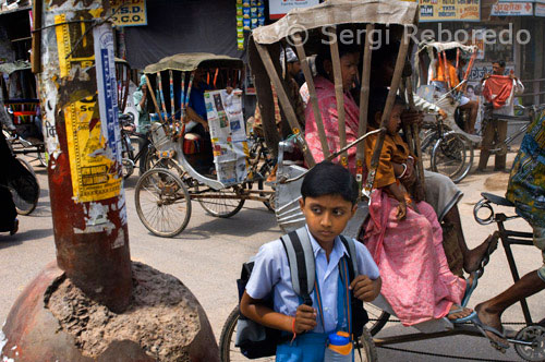 INDIA CRUZANDO EL RIO GANGES Varanasi o Benarés - ciclo-rickshaws dominan las calles en el centro de la ciudad. Varanasi es una ciudad situada a orillas del río Ganges en el estado indio de Uttar Pradesh, 320 kilómetros (199 millas) al sureste de Lucknow, capital del estado. Es considerada como una ciudad santa por los budistas y jainistas, y es el lugar más sagrado en el mundo en el hinduismo (y el centro de la Tierra en la cosmología hindú). Es una de las ciudades habitadas más antiguas del mundo y probablemente la más antigua de la India.