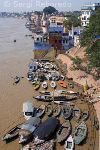 ÍNDIA CREUANT EL RIU GANGES Creuer de Varanasi vaixell molt especial en Ganga Sant. Expressa de manera tan eloqüent per Scott, alba al riu Ganges és, en efecte màgic i té una qualitat mística al respecte. Les imatges vívides de sol sobre l'horitzó i l'augment de la ciutat de Varanasi per dormir amb el primer raig de la transfix dg turistes internacionals i nacionals per igual. Els rituals i cerimònies de la vida i la mort; considera que les dues fases del viatge de l'ànima en l'hinduisme, durà a terme al costat dels altres. Hi ha pelegrins i devots que entrar a les aigües gelades del riu per banyar-se i rentar els seus pecats amb un bany sagrat al riu, i hi ha éssers propers i estimats dels difunts, que arriben a allunyar-se de les cendres després de la cerimònia de cremació amb l'esperança de la salvació de les ànimes dels seus dead.The passeig en vaixell al matí d'hora al llarg de les ribes del riu Ganges, s'ha convertit en un ritual modern d'edat va presentar a la ciutat per la indústria del turisme Varanasi. Trobareu una sèrie de mariners en els ghats de Varanasi molt d'hora al matí. És aquí on es troba de viatge SA de TNS. molt útil per ajudar a gaudir del millor sense haver de fer malbé el bon humor Ltd. TNS Viatges característiques d'una hora dg sense problemes i agradable de luxe augment de creuers en vaixell per riu Ganges que et transportarà a un món totalment diferent.