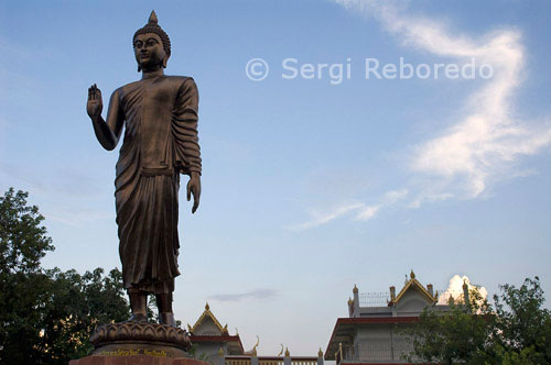 INDIA CRUZANDO EL RIO GANGES BuddaThis Budda bronce fue donado a Bodhgaya por los budistas vietnamitas. Bodh Gaya es la cuna del budismo. Los budistas de todo el mundo se sienten atraídos por Bodh Gaya en el estado de Bihar. Este es el lugar donde Buda obtuvo la iluminación de más de 2, hace 500 años y fundó la religión basada en la compasión, la razón y las verdades universales, despojado del ritual y la superstición. El árbol Bodhi, en virtud del cual se dice que han encontrado las respuestas que estaba buscando después de una larga meditación y duro, es el núcleo de la Mahabodhi Mahavihara complejo de templos, ahora un sitio del Patrimonio Mundial. El templo Mahabodhi ha Jataka historias grabadas en sus paredes. Alrededor del complejo son monasterios construidos por diversos países budistas, en sus estilos arquitectónicos propios. Varios templos budistas y monasterios se han construido por el pueblo de China, Nepal, Sri Lanka, Myanmar, Bután, Vietnam, Tíbet, Japón y Tailandia en todo el complejo de Mahabodhi Mahavihara Templo. El templo chino tiene una estatua de 200 años de Buda. El templo japonés y birmano tiene la forma de una pagoda y el templo de Tailandia tiene un estado excepcional de bronce del Buda;. Alrededor de 80 km de Bodh Gaya es Rajgir, hay restos de los lugares asociados con el Buda, como el Cerro Gridhrakuta, donde sermones, o Venuvan, el bosque de bambú tranquila, cerca de las aguas termales que solía frecuentar.