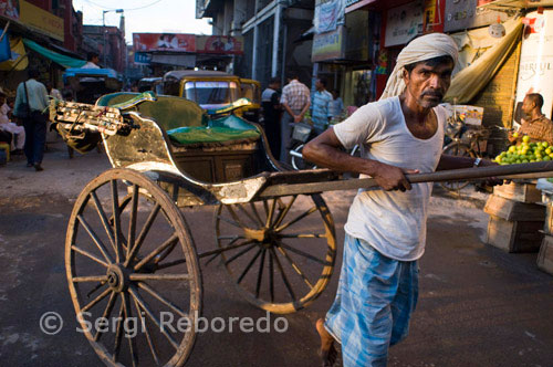 INDIA CRUZANDO EL RIO GANGES Cinco años después de la prohibición, extractores de Calcuta rickshaw aún no se ha rehabilitado. Calcuta: Cinco años después de la Bengala Occidental Gobierno anunció su decisión de retirar la mano-rickshaws sacado de las calles de la ciudad, los tiradores de rickshaw siguen esperando la rehabilitación que se había prometido a ellos, incluso a medida que continúan sufriendo hostigamiento a manos de las autoridades. El 15 de agosto, 2005 el ministro jefe Buddhadeb Bhattacharjee había anunciado la decisión de su gobierno de tomar los rickshaws de las calles, ya que era una "inhumana" la práctica. Posteriormente un proyecto de ley fue presentado en la Asamblea del Estado que buscan las enmiendas a la Calcuta Hackney-Ley de Transporte de 1919 con el propósito de la eliminación de rickshaws. "Aunque hay menos de 6; 000 rickshaws registrados en las calles de Calcuta, la decisión afecta a la subsistencia de más de 20, 000 personas como los rickshaws se utilizan las mismas por turnos. Además, hay propietarios y supervisores que dependen de ellos;. "Avijit Mukherjee, un activista de samaritanos Calcuta, una organización que ha estado luchando por su causa después de la ley fue modificada, la Policía de Calcuta y la Corporación Municipal de Calcuta (MMC) se detuvo renovación de licencias que se utiliza para dar a los propietarios y los conductores de rickshaws, que presten sus servicios ilegales, añadió. Funcionarios de la MMC y de la Policía de Kolkata confirmó que la expedición de licencias a los rickshaws sacó la mano-se había suspendido después de la Calcuta Hackney-transporte se modificó la Ley. El rickshaws, a menudo se representa como un símbolo icónico de la ciudad, siguen circulando en las calles, pero conductores de rickshaws se quejan de hostigamiento por parte de la policía de la ciudad, cuando no son capaces de producir las licencias. Bishavnath Sau, un residente de distrito Motihari en Bihar es un conductor de rickshaw en los últimos 35 años y hace un promedio de 150 rupias al día de Rs.30 que se paga como el alquiler de la carreta. "He sido levantado por la policía en varias ocasiones durante los últimos años de mi licencia. Más tarde me dejaron ir, pero pierdo el salario de un día, "dijo el Sr. Sau." Si cogemos un rickshaw sin una licencia válida, se aprovechó inmediatamente ", afirmó Gautam Banerjee, un funcionario de la Policía de Calcuta. "Nos habían prometido la rehabilitación en el momento en que la ley fue aprobada, pero nada se ha hecho al respecto", dijo Mukhtar Alí, el secretario de la Unión Todas Bengala rickshaw que ha presentado un recurso ante el Tribunal Superior de Calcuta . "Nadie se preocupa por los conductores de rickshaws, ya que no es un banco de votos para cualquier partido político," dijo el Sr. Ali y añadió que dado que la mayoría de ellos pertenecen a los pueblos en Jharkhand, Bihar y Uttar Pradesh. "