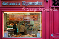 Rôtisserie Lyonnaise. One of the stores where you can enjoy a meal prepared with local recipes. Serge and Dominique bought the store in 1981, having been apprentices since 1966 after arriving from Marseille. Only the establishment of a patch that only takeaway. Despite its name, the store is open to all kinds of dishes: paella, tajine, vegetable lasagna or meat, quail with raisins, coleslaw.