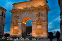 At the entrance of Peyrou find the most representative of these constructions, the Arc de Triomphe. The inhabitants of Montpellier are particularly proud of his bow, as it has over 300 years old, or nearly double that of Paris, and his pride Occitan leads them to try to tease the capital whenever they have occasion. On the back of Peyrou found another Roman-style monument built at the same time even more impressive, Les Arceaux. This is a huge aqueduct made in the image of the Pont du Gard (which I will speak shortly) and was actually used to channel water to the city until 20 years ago. Currently it serves no practical function, but does very nice. The Promenade itself is not too remarkable: trees and flowers, plenty of room to do things, and an equestrian statue of the Sun King in plan Caesar. The good thing about the site is so much space that gives rise to many impromptu public activities, which has become the hub of local perroflautismo. There are always people practicing the bongos or juggling, activities you can participate without a problem. For me, today I spent a great time learning to dance Occitania regional dances in the light of the moon. In general it is very simple group dances and rhythms quite alive, ensuring that everyone is encouraged and have a good time, awkwardness or embarrassment is no excuse to stay on the sidelines. I tell myself, who like many of you already know I have two left feet.