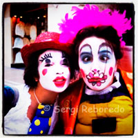 Two circus clowns promote action in Montpellier.