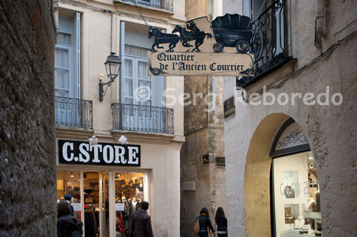 Shops of Old Montpellier. Magnificent well restored buildings, quiet cobblestone streets, a weight history, ancient palaces, charming shops selling products of "terroir" quality, art galleries and antique shops, many restaurants, including fashion boutiques.