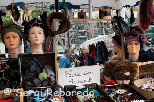 Wig shop in the street market held on the Esplanade Charles de Gaulle. The city has a beautiful historic center with narrow picturesque streets, elegant private mansions of the sixteenth century, numerous cafes and a rich cultural life. With its countless historical treasures, the city is officially recognized as a "Ville d'Art". Another feature of cultural life are street musicians and artists in addition to the diverse and renowned festivals are held there. The warm and Mediterranean life is reflected in the few kilometers from Montpellier cotidiana.A there are extensive sandy beaches and lagoons with large colonies of pink flamingos in the wild. Thanks to its privileged location between Provence, Camargue, the Cevennes mountains and the Pyrenees, Montpellier offers great possibilities for excursions. The interior is fascinating and unspoilt nature with numerous canyons, streams and towns ranked among the most beautiful in France. It is also producing region of the world's largest wine with excellent wines to discover and taste. The climate is excellent with over 300 sunny days per year that let you enjoy the outdoors for most of the year.